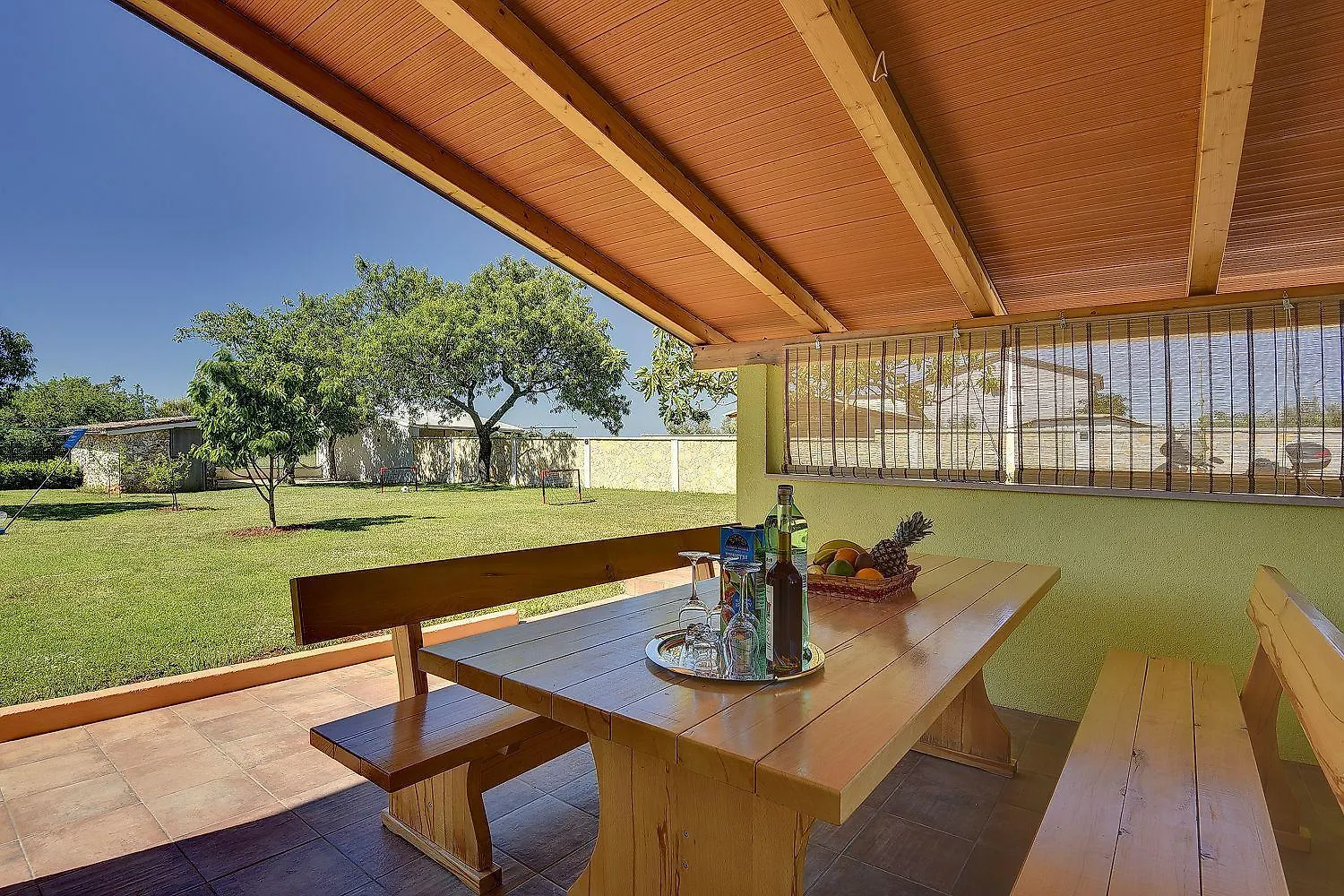 Ferienhaus mit Badminton- und Minifussballplatz Pula